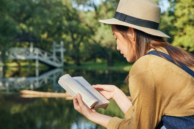 1739280602305332.jpg 攝圖網_501800537_美女大學生公園里郊游看書閱讀(企業商用)_副本_副本.jpg